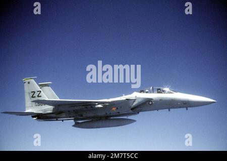 Vista aerea destra di un aereo F-15 Eagle dello Squadrone Tactical Fighter del 12th. L'aereo è in volo durante l'esercizio Kangaroo '81. Subject Operation/Series: KANGAROO '81 base: RAAF Amberley Stato: Queensland Paese: Australia (AUS) Foto Stock