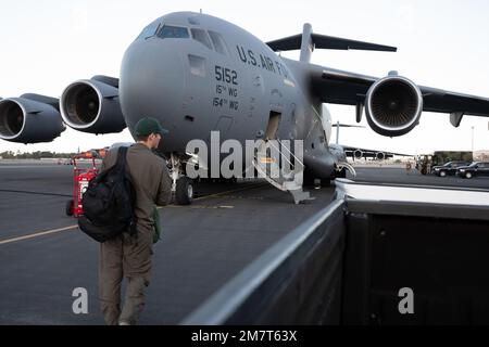 Royal Australian Air Force Sgt. Ben Russell, 87 Squadron loadmaster, passi verso gli Stati Uniti Air Force C-17 Globemaster III 12 maggio 2022, presso la Joint base Pearl Harbor-Hickam, Hawaii. I membri dell’equipaggio del RAAF e dell’USAF hanno condiviso le proprie responsabilità sugli aeromobili dell’altro durante l’esercizio di addestramento Global Dexterity. L'ambiente di formazione multinazionale è stato consentito attraverso una proclamazione internazionale nota come "accordo Interfly", che consente ai membri bilaterali dell'equipaggio di operare insieme nello stesso aeromobile. Foto Stock