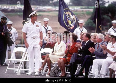 Robert F. Schoultz, comandante, Naval Air Forces Pacific, è in piedi per riconoscere la sua introduzione durante la cerimonia di rottura per il nuovo Naval Regional Medical Center. Base: San Diego Stato: California (CA) Paese: Stati Uniti d'America (USA) Foto Stock