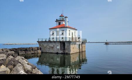 Il faro di Oswego Harbor West Pierhead è un attivo ausilio alla navigazione alla fine di un frangiflutti lungo 2.000 metri situato al largo della costa di Oswego, New York, 12 maggio 2022. Il frangiflutti, mantenuto dagli Stati Uniti Il corpo degli ingegneri dell'esercito, il distretto di Buffalo, garantisce una navigazione sicura per le navi commerciali e ricreative che viaggiano sui grandi Laghi e sul fiume Oswego. Foto Stock