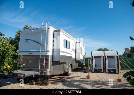 Cartagena, Spagna : 2022 novembre 23 : Campeggio moderno Motorhome in una giornata di sole nell'autunno 2022. Foto Stock