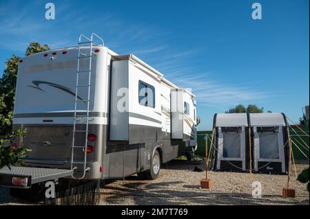 Cartagena, Spagna : 2022 novembre 23 : Campeggio moderno Motorhome in una giornata di sole nell'autunno 2022. Foto Stock