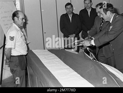 Da (da sinistra a destra), MSGT R. Lemere, LTC P. Feldman, MAJ N. Krause, N. Jaggi e col G. Spohn partecipano alla cerimonia del taglio del nastro, per iniziare il funzionamento del nuovo sistema di conservazione dell'energia presso l'aeroporto centrale di Tempelhof. Base: Berlino Ovest Nazione: Germania / Germania (DEU) Foto Stock