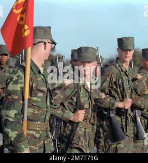 Marine reclute vestire i loro ranghi durante l'addestramento di base al Marine Corps Recruit Depot. Base: USMC Recruit Depot,Parris Island Stato: South Carolina (SC) Paese: Stati Uniti d'America (USA) Foto Stock