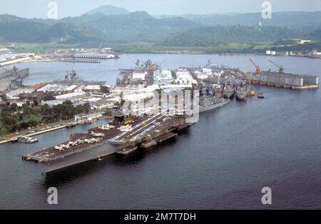 Una vista di prua del portaerei USS KITTY HAWK (CV-63) con il cacciatorpediniere USS INGERSOLL (DD-990), l'incrociatore missilistico guidato USS STERETT (CG-31), e gli oliatori USNS NAVASOTA (T-AO-106) e USNS MISPILLION (T-AO-105) ancorati a poppa. Il cacciatorpediniere USS o'BRIEN (DD-975) e l'incrociatore missilistico guidato USS HALSEY (CG-23) sono attraccati nelle vicinanze. Base: Naval Station, Subic Bay Stato: Luzon Paese: Filippine (PHL) Foto Stock