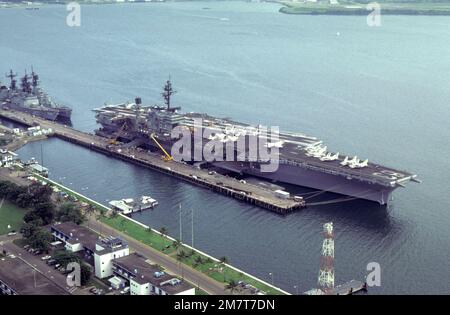 Una vista a dritta della portaerei USS KITTY HAWK (CV-63) ormeggiata nel porto con il cacciatorpediniere USS INGERSOLL (DD-990) e l'incrociatore missilistico guidato USS STERETT (CG-31) ormeggiato a poppa. Base: Naval Station, Subic Bay Stato: Luzon Paese: Filippine (PHL) Foto Stock