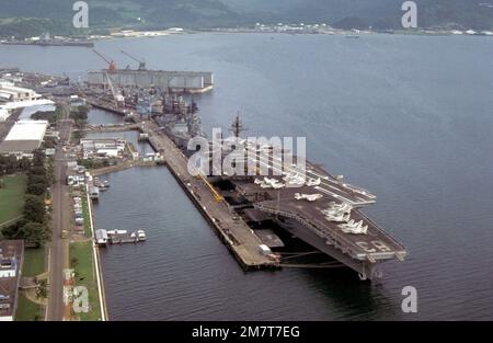 Una vista a dritta della portaerei USS KITTY HAWK (CV-63) ormeggiata nel porto con l'incrociatore missilistico guidato USS STERETT (CG-31), il cacciatorpediniere USS INGERSOLL (DD-990) e i generatori di gas USNS MISPILLION (T-AO-105) e USNS NAVASOTA (T-AO-106) ormeggiate a poppa. Base: Naval Station, Subic Bay Stato: Luzon Paese: Filippine (PHL) Foto Stock