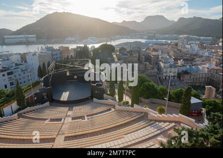 Cartagena, Spagna : 2022 novembre 23 : Anfiteatro e anfiteatro romano nella città turistica di Cartagena con barche ormeggiate nell'autunno del 2022. Foto Stock