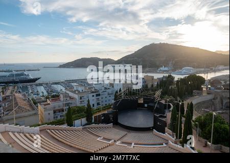 Cartagena, Spagna : 2022 novembre 23 : Anfiteatro e anfiteatro romano nella città turistica di Cartagena con barche ormeggiate nell'autunno del 2022. Foto Stock