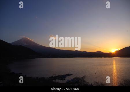 Monte Fuji al crepuscolo dal Lago Kawaguchi Foto Stock