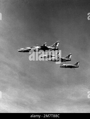 Una vista laterale sinistra aria-aria di sei aerei Corsair II a-7E dall'attacco Squadron 87 (VA-87). Gli aeromobili sono assegnati alla Carrier Air Wing 6 (CVW-6), con base a bordo della portaerei USS INDEPENDENCE (CV 62). Base: Naval Air Station, Fallon Stato: Nevada (NV) Paese: Stati Uniti d'America (USA) Foto Stock