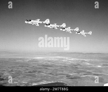 Una vista aria-aria sul lato sinistro di quattro aerei Intruder Squadron 176 (VA-176) a-6E. Gli aeromobili sono assegnati alla Carrier Air Wing Six (CVW-6), con sede a bordo della portaerei USS INDEPENDENCE (CV 62). Base: Naval Air Station, Fallon Stato: Nevada (NV) Paese: Stati Uniti d'America (USA) Foto Stock