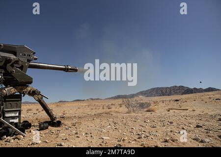 Una granata viene sparata da una mitragliatrice di granate Mark 19 40 mm durante un esercizio digitale a catena di uccisione al Marine Corps Air Ground Combat Center, Twentynine Palms, California, 12 maggio 2022. Durante l'esercizio, la Marines ha testato nuove apparecchiature per l'acquisizione di target digitali per il sistema di Malta da 60 mm e la mitragliatrice a granata Mark da 19 40 mm. Foto Stock