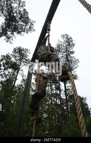 Marines con le forze marine Special Operations Command Climb Ropes durante la parte Gung ho della settimana dei Raider a Camp Lejeune, N.C., 12 maggio 2022. Gung ho è stato un segmento della Raider Week in cui i partecipanti hanno partecipato a una serie di eventi che consistono nel tiro con le armi, gare in barca e il corso ostacoli per concentrarsi sulla generazione e il supporto dell'identità e dell'orgoglio dei Marine Raider. Foto Stock