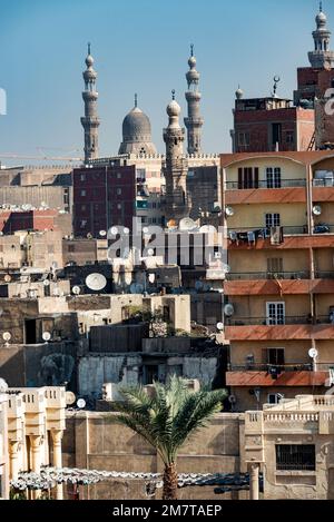 Cairo, Egitto. Novembre 29th 2022 veduta aerea sul tetto della densamente popolata capitale egiziana con le moschee e minareti del Cairo islamico in Foto Stock