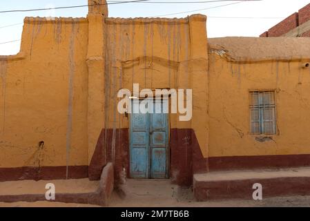 Assuan, Egitto. Dicembre 10th 2022 tradizionale casa nubiana dipinta di colori luminosi in un villaggio sulla riva ovest del Nilo vicino Assuan in Uppe Foto Stock