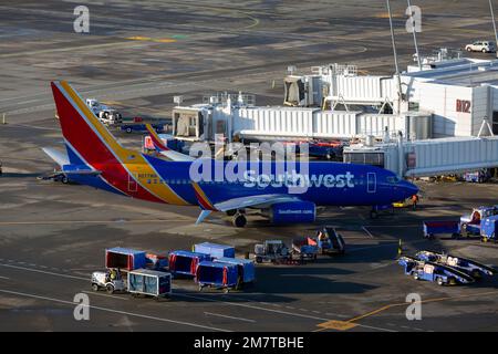 SeaTac, Washington, Stati Uniti. 10th gennaio 2023. Una Southwest Airlines 737-700 arriva al cancello dell'aeroporto internazionale di Seattle-Tacoma. Credit: Paul Christian Gordon/Alamy Live News Foto Stock