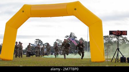 STATI UNITI Matthew Fiore, in rappresentanza della Guardia Nazionale dell'Esercito della Georgia, gareggia con un altro concorrente al traguardo della marcia norvegese di 18,6 miglia, l'evento finale del Concorso migliore guerriero della Regione III su Camp Blanding, Fla., 13 maggio 2022. La competizione regionale III Best Warrior Competition mette in evidenza la letalità, la prontezza e le capacità del Guardsman nazionale dell'esercito in tutta la regione sudorientale. Foto Stock