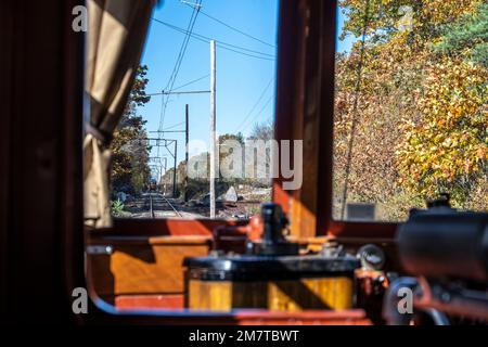 Vista della pista dall'interno del tram al Seashore Trolley Museum Foto Stock