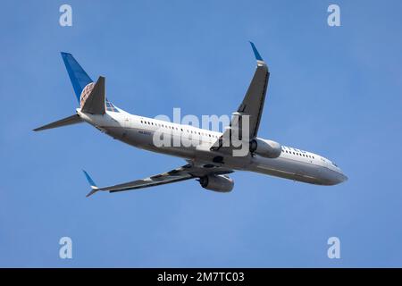 SeaTac, Washington, Stati Uniti. 10th gennaio 2023. Una United Airlines 737-900ER decollo all'Aeroporto Internazionale di Seattle-Tacoma. Credit: Paul Christian Gordon/Alamy Live News Foto Stock