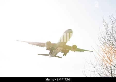 SeaTac, Washington, Stati Uniti. 10th gennaio 2023. Un Emirates 777-300ER arriva per un atterraggio all'aeroporto internazionale di Seattle-Tacoma. Credit: Paul Christian Gordon/Alamy Live News Foto Stock