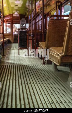 sedili in canna e doghe in legno per il pavimento su trolley car Foto Stock