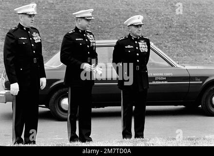 Il tenente generale Richard E. Carey (a destra), comandante generale del comando per lo sviluppo e l'Istruzione del corpo dei Marine, accoglie il generale P. X. Kelley, assistente comandante del corpo dei Marine (centro) e il maggiore generale David Twomey, sostituto per l'istruzione/direttore del centro di istruzione, prima che la festa di compleanno di Quantico inizi al Butler Stadium. Base: Marine Corps base, Quantico Stato: Virginia (VA) Paese: Stati Uniti d'America (USA) Foto Stock