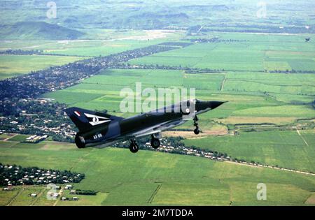 Una vista aria-aria lato destro di un Royal Australian Air Force CA-29 Mirage Aircraft come decolli durante l'esercizio di Cope Thunder. Soggetto operativo/Serie: COPE THUNDER base: Clark Air base Stato: Luzon Paese: Filippine (PHL) Foto Stock