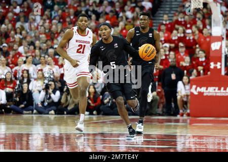 Madison, WISCONSIN, Stati Uniti. 10th Jan, 2023. La guardia degli Spartans dello Stato del Michigan tre Holloman (5) porta la palla in campo mentre i tassi del Wisconsin avanzano Chris Hodges (21) percorre i sentieri durante la partita di pallacanestro NCAA tra gli Spartans dello Stato del Michigan e i tassi del Wisconsin al Kohl Center di Madison, WISCONSIN. Darren Lee/CSM/Alamy Live News Foto Stock