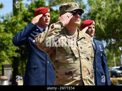 Air Commandos assegnato a varie unità in Air Force Special Operations Command, salutare la bandiera durante l'inno nazionale all'inizio della cerimonia della medaglia d'Argento Star per il Maestro Sgt. Cory Haggett, un operatore tattico speciale con lo Squadrone tattica Speciale 23d, 24th Special Operations Wing, 13 maggio 2022, A Hurlburt Field, Fla. La Silver Star è la terza decorazione militare più alta che può essere assegnata a un membro delle forze armate degli Stati Uniti. Foto Stock