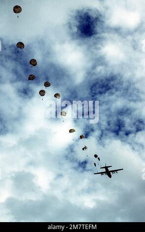 I paracadutisti saltano da un aereo C-130 Hercules. I membri delle forze thailandesi sono coinvolti in un esercizio congiunto di paracadute con un US Team di controllo dei combattimenti dell'aeronautica militare. L'aereo proviene dal 21st Tactical Airlift Squadron. Base: Huahin Paese: Thailandia (THA) Foto Stock