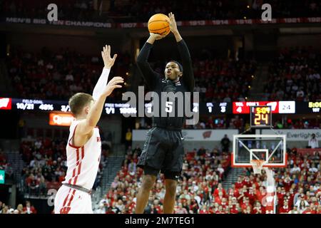 Madison, WISCONSIN, Stati Uniti. 10th Jan, 2023. Il Michigan state Spartans Guard tre Holloman (5) prende un colpo di salto sopra il Wisconsin Badgers Guard Connor Essegian (3) durante la partita di pallacanestro NCAA tra i Michigan state Spartans e i Wisconsin Badgers al Kohl Center di Madison, WISCONSIN. Darren Lee/CSM/Alamy Live News Foto Stock