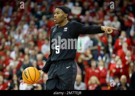 Madison, WISCONSIN, Stati Uniti. 10th Jan, 2023. La guardia degli Spartans dello Stato del Michigan tre Holloman (5) prepara una partita durante la partita di pallacanestro NCAA tra gli Spartans dello Stato del Michigan e i tassi del Wisconsin al Kohl Center di Madison, WISCONSIN. Darren Lee/CSM/Alamy Live News Foto Stock