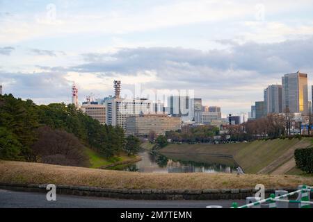 Tokyo, Giappone. 6th Jan, 2023. Il Palazzo Imperiale (çš‡å±…, KÅkyo) è la residenza principale dell'Imperatore del Giappone, situata nel cuore di Tokyo. Il palazzo è circondato da un grande fossato e da una serie di mura in pietra, i giardini del palazzo sono aperti al pubblico in alcuni periodi e i visitatori possono entrare nel palazzo attraverso il Ponte Nijubashi, e vedere il bellissimo Giardino Orientale del palazzo. Il palazzo è un importante sito storico e culturale, ed è un importante simbolo della storia del Giappone Foto Stock