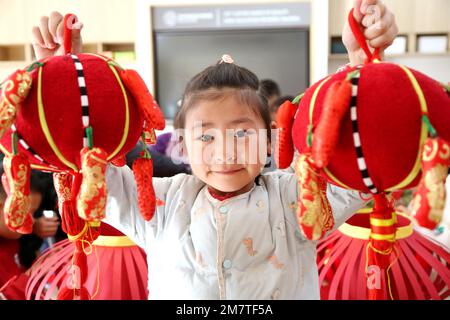 LIANYUNGANG, CINA - 11 GENNAIO 2023 - Un bambino mostra una lanterna in un asilo nido a Lianyungang, nella provincia di Jiangsu della Cina orientale, il 11 gennaio 2023. Foto Stock