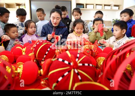 LIANYUNGANG, CINA - 11 GENNAIO 2023 - Un bambino mostra una lanterna in un asilo nido a Lianyungang, nella provincia di Jiangsu della Cina orientale, il 11 gennaio 2023. Foto Stock