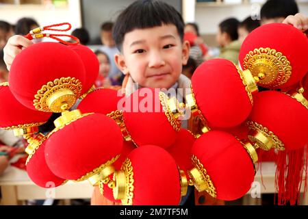 LIANYUNGANG, CINA - 11 GENNAIO 2023 - Un bambino mostra una lanterna in un asilo nido a Lianyungang, nella provincia di Jiangsu della Cina orientale, il 11 gennaio 2023. Foto Stock