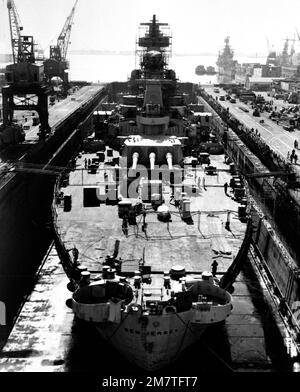 Una vista dall'alto del ponte di poppa, guardando verso l'arco, della corazzata NEW JERSEY (BB-62) in dry dock durante il rimontaggio e la riattivazione. Base: Long Beach Naval Shipyard Stato: California (CA) Paese: Stati Uniti d'America (USA) Foto Stock