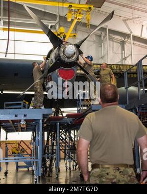 Gli aeratori con la 166th Airlift Wing, 166th Maintenence Squadron, sezione di propulsione a getto, serrano un bullone di fissaggio su un nuovo motore alla base della Guardia Nazionale dell'aria di Delaware, New Castle, del, 14 maggio 2022. Il motore originale è stato rimosso dall'aeromobile come parte delle operazioni di manutenzione ordinaria. Quattro bulloni collegano il motore al parafango, assicurandosi che la coppia sia corretta è una parte fondamentale del processo di installazione. Foto Stock