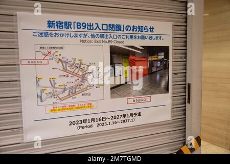 Tokyo, Giappone. 6th Jan, 2023. Un'uscita alla Stazione di Shinjuku e' stata chiusa fino al 2027 per lavori di rinnovo e costruzione. La Stazione di Shinjuku e' gestita dalla Compagnia ferroviaria del Giappone Orientale (JR Est). Funge da principale centro di trasporto a Tokyo, collegando più linee ferroviarie, tra cui la JR East Yamanote Line, la Chuo Line, la Sobu Line, la Narita Express e la Saikyo Line, nonché diverse linee ferroviarie private, come la Odakyu Electric Railway, la Keio Corporation e la Tokyo Metro. Con il suo vasto numero di piattaforme e binari, è un hub centrale per i treni locali e a lunga percorrenza Foto Stock