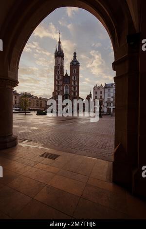 Uno scatto verticale del St. Chiesa di Maria in serata, a Cracovia, Polonia Foto Stock