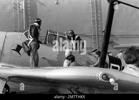 Gli attori di Paramount Studios e gli equipaggi a bordo della nave d'assalto anfibio USS PELELIU (LHA 5) utilizzano un velivolo d'epoca T-6 per simulare un bombardiere durante una scena del film "Venti della guerra". Base: Long Beach Stato: California (CA) Paese: Stati Uniti d'America (USA) Foto Stock