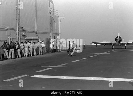 Gli attori corrono da un velivolo d'epoca T-6 trainer utilizzato per simulare un bombardiere durante le riprese del film 'Venti di guerra' a bordo della nave d'assalto anfibio USS PELELIU (LHA 5). Diversi equipaggi della nave sono stati utilizzati come 'extra' nel film Paramount Studios. Base: Long Beach Stato: California (CA) Paese: Stati Uniti d'America (USA) Foto Stock