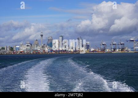 Vista dello skyline di Auckland a bordo di un traghetto del porto Foto Stock