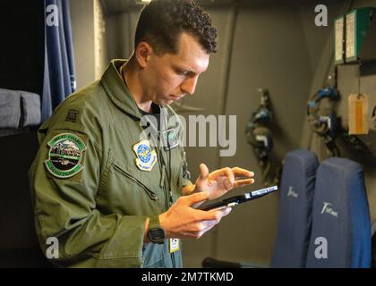 STATI UNITI Forza aerea. Christopher Rolon, 62nd Airlift Wing C-17 Globemaster III pilota, passa attraverso una lista di controllo preflight 13 maggio 2022, a Travis Air Force base, California. Rolon era il comandante dell'aereo per il C-17 che trasportava gli Stati Uniti Air Force Academy la squadra dimostrativa Wings of Blue durante lo spettacolo aereo Wings Over Solano di Travis AFB e l'open house. Foto Stock