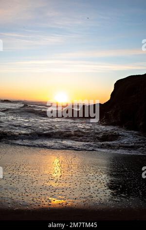 Vista panoramica del mare contro il cielo al tramonto, Fort Bragg, California, Stati Uniti d'America - foto d'archivio Foto Stock