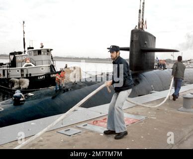 I gestori di linea legano il sottomarino missilistico strategico nucleare USS OHIO (SSBN-726) al molo del bacino di Trident. Base: Cape Canaveral Stato: Florida (FL) Nazione: Stati Uniti d'America (USA) Foto Stock