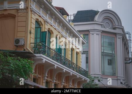 Edifici vecchi e nuovi che si trovano vicino a eachother nel quartiere vecchio di Hanoi Foto Stock