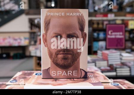 Libro di Prince Harry, Duke of Sussex Memoir intitolato ‘Spare’ è andato in vendita e visto in mostra presso la libreria Barnes & Noble di New York il 10 gennaio 2023 Foto Stock