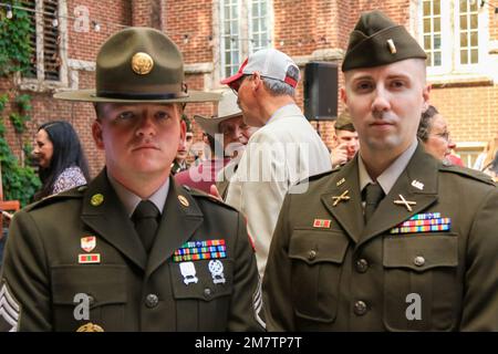 2nd il Lt. Zachary V. Breyfogle, partito, onorò la tradizione di un nuovo ufficiale che donò un dollaro d'argento al primo soldato arruolato che li saluta quando fu salutato dal suo migliore amico ed ex "compagno di battaglia", Sgt. Michael Youngkin. Foto Stock